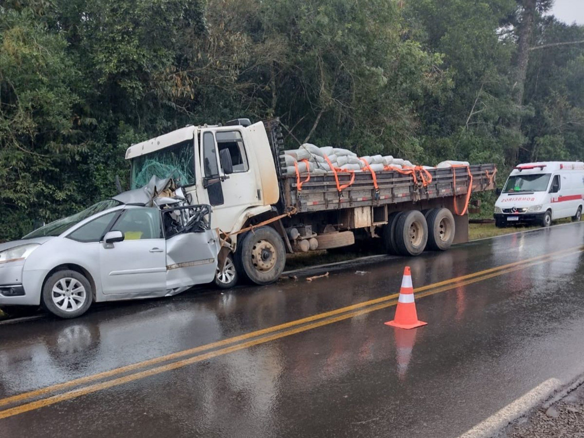VÍDEO: Imagens mostram momento em que carro é arrastado por caminhão na RS-235, em Gramado