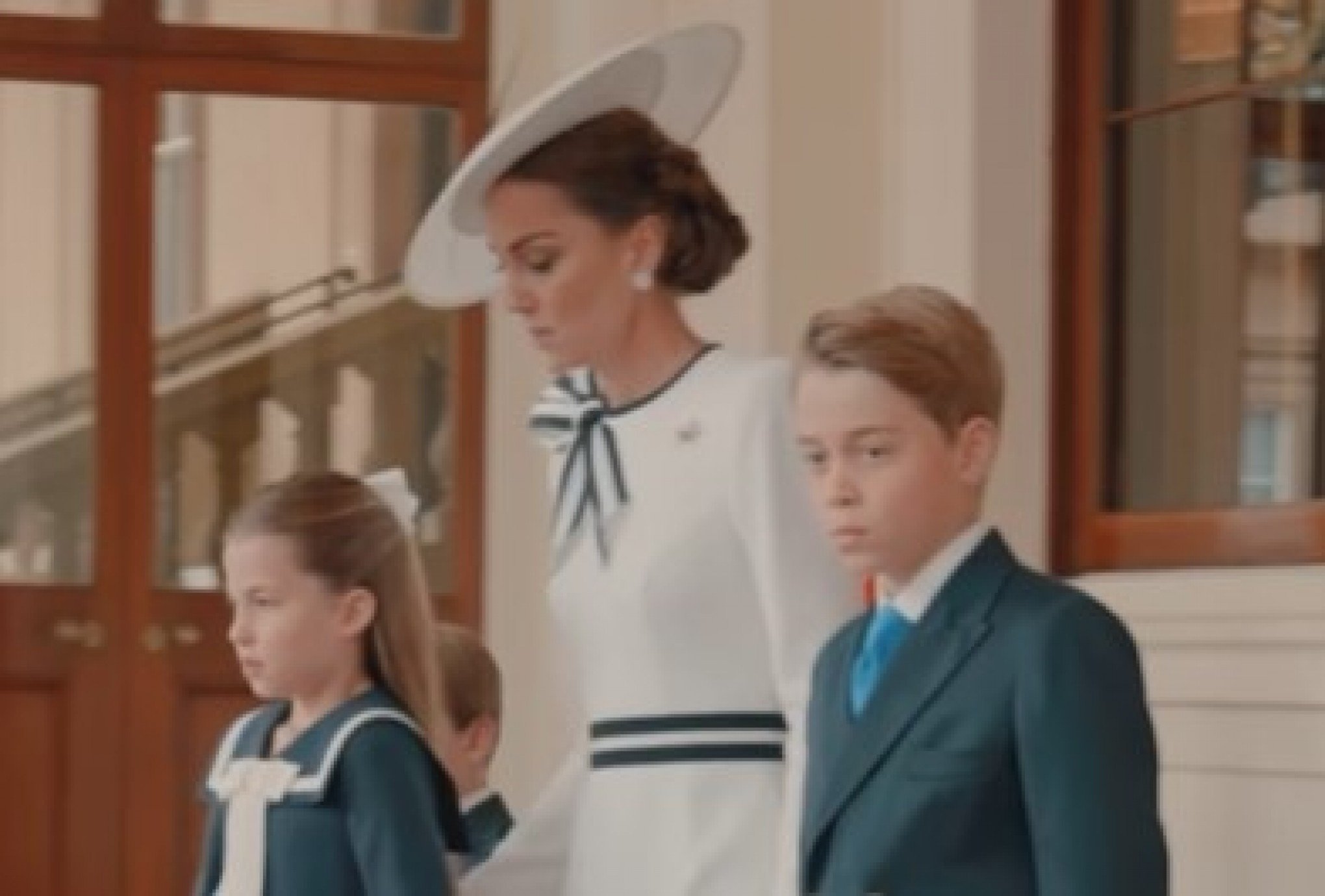 Kate Middleton aparece pela primeira vez após vídeo sobre câncer