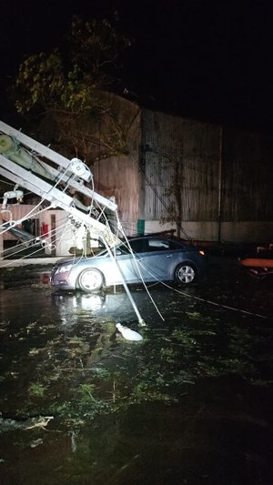 Um carro foi atingindo por poste durante a tempestade | abc+