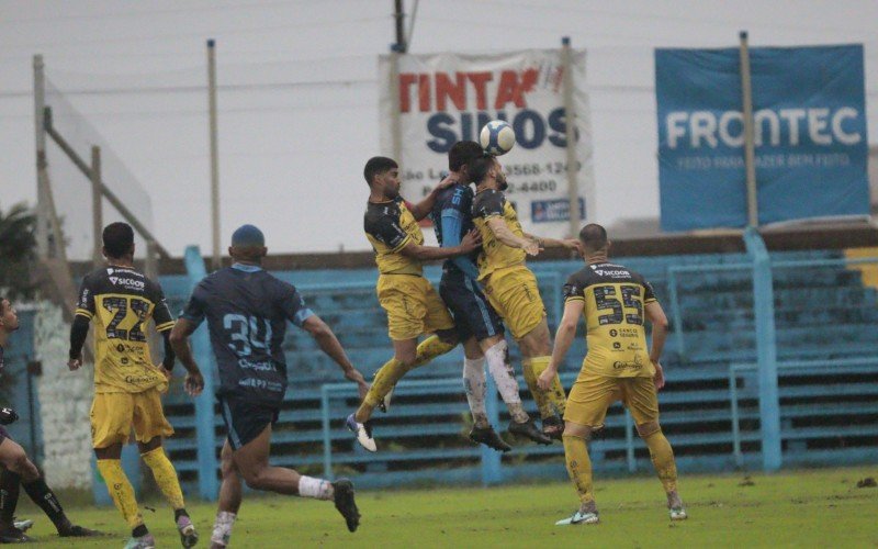 Noia fica no empate em tarde de muita chuva no Vale