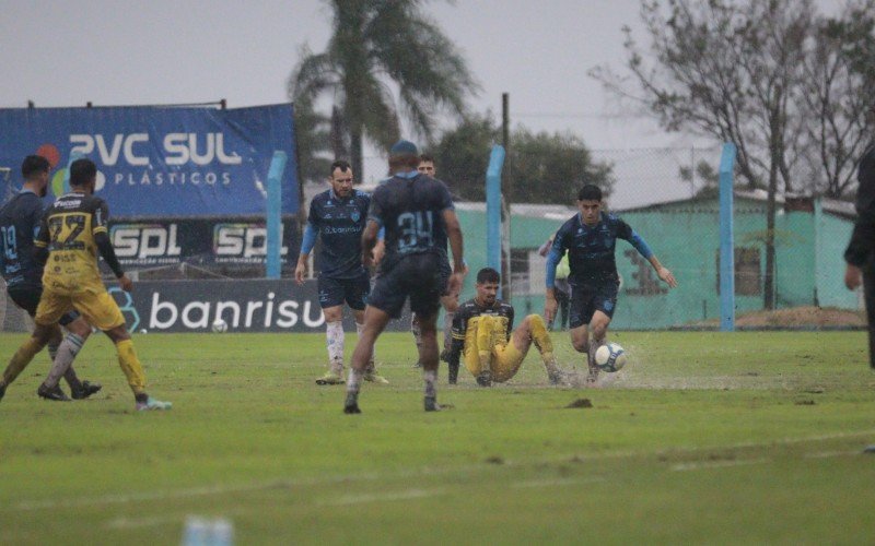 Noia fica no empate em tarde de muita chuva no Vale