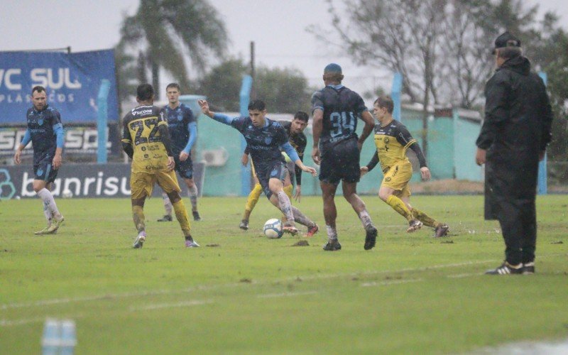 Noia fica no empate em tarde de muita chuva no Vale