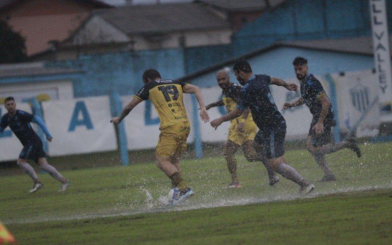 Noia fica no empate em tarde de muita chuva no Vale