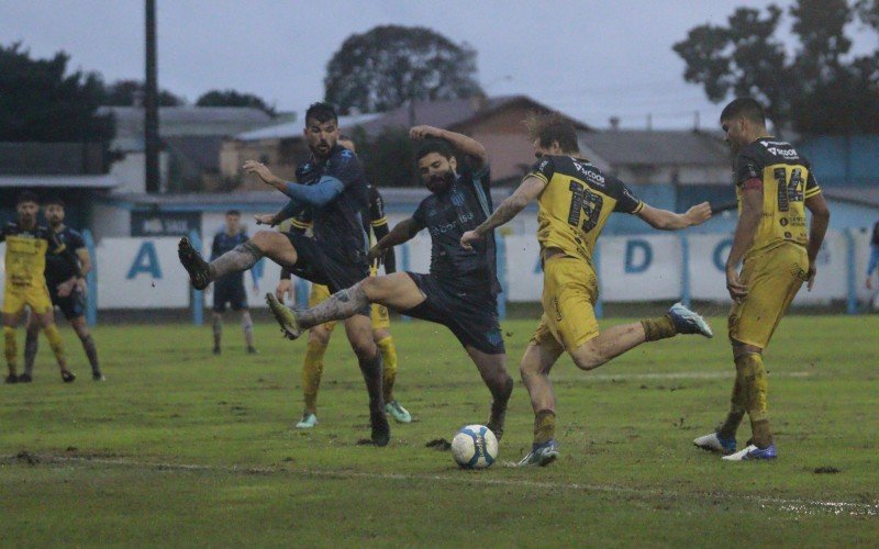 Noia fica no empate em tarde de muita chuva no Vale