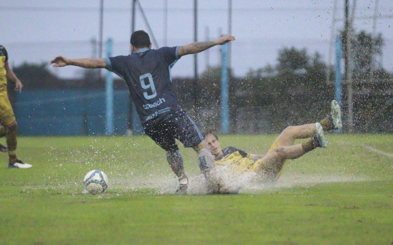 Noia fica no empate em tarde de muita chuva no Vale