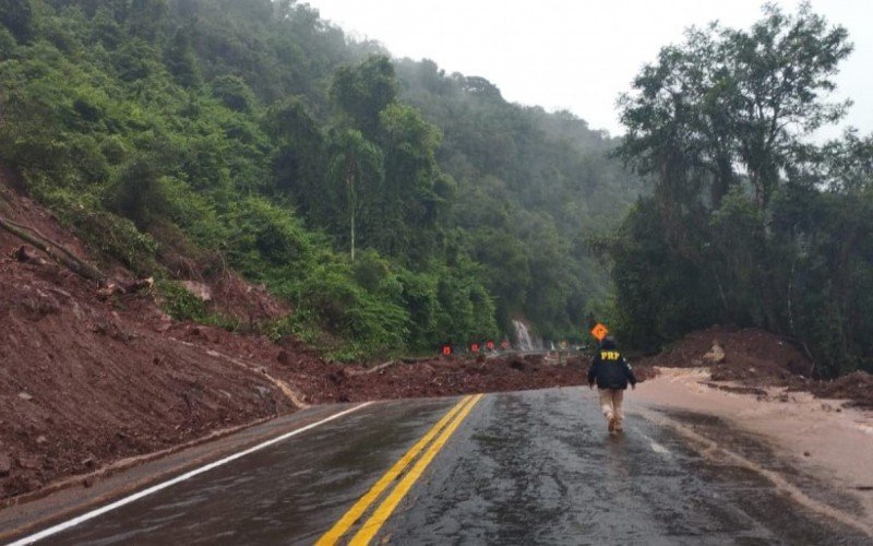 BR-116 tem novo deslizamento em Caxias do Sul e trânsito está totalmente bloqueado | abc+