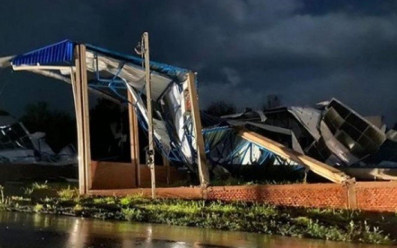 Tempestade com granizo e rajadas de vento destelhou prédios e residências | abc+