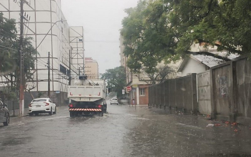 Rua São Caetano (junto à esquina com a Bento Gonçalves), no Centro leopoldense, apresenta alagamento no lado direito de quem trafega na via