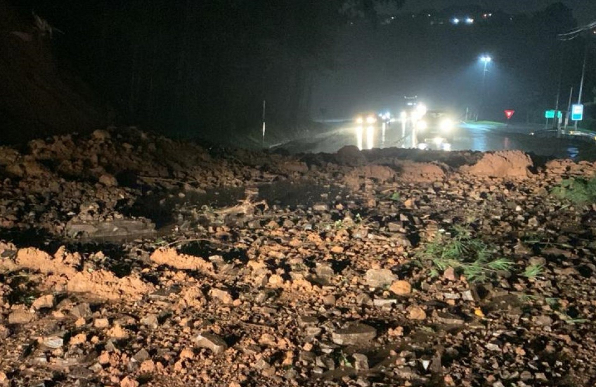 TEMPESTADE: Deslizamento de terra bloqueia trecho da RS-122 na região da Serra