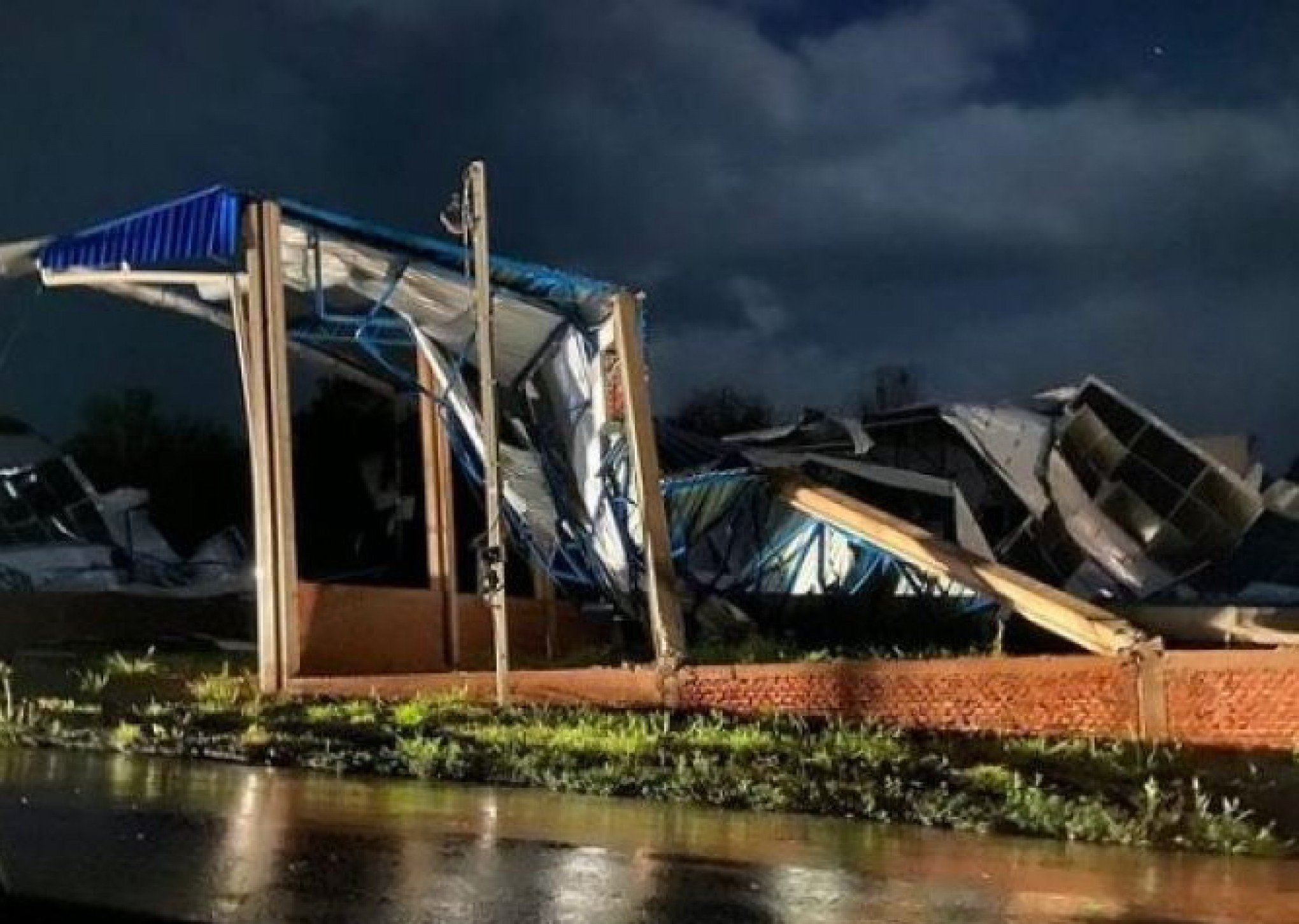 TEMPESTADE: Galpão tem estrutura de metal destruída pelo vento e granizo em cidade do RS