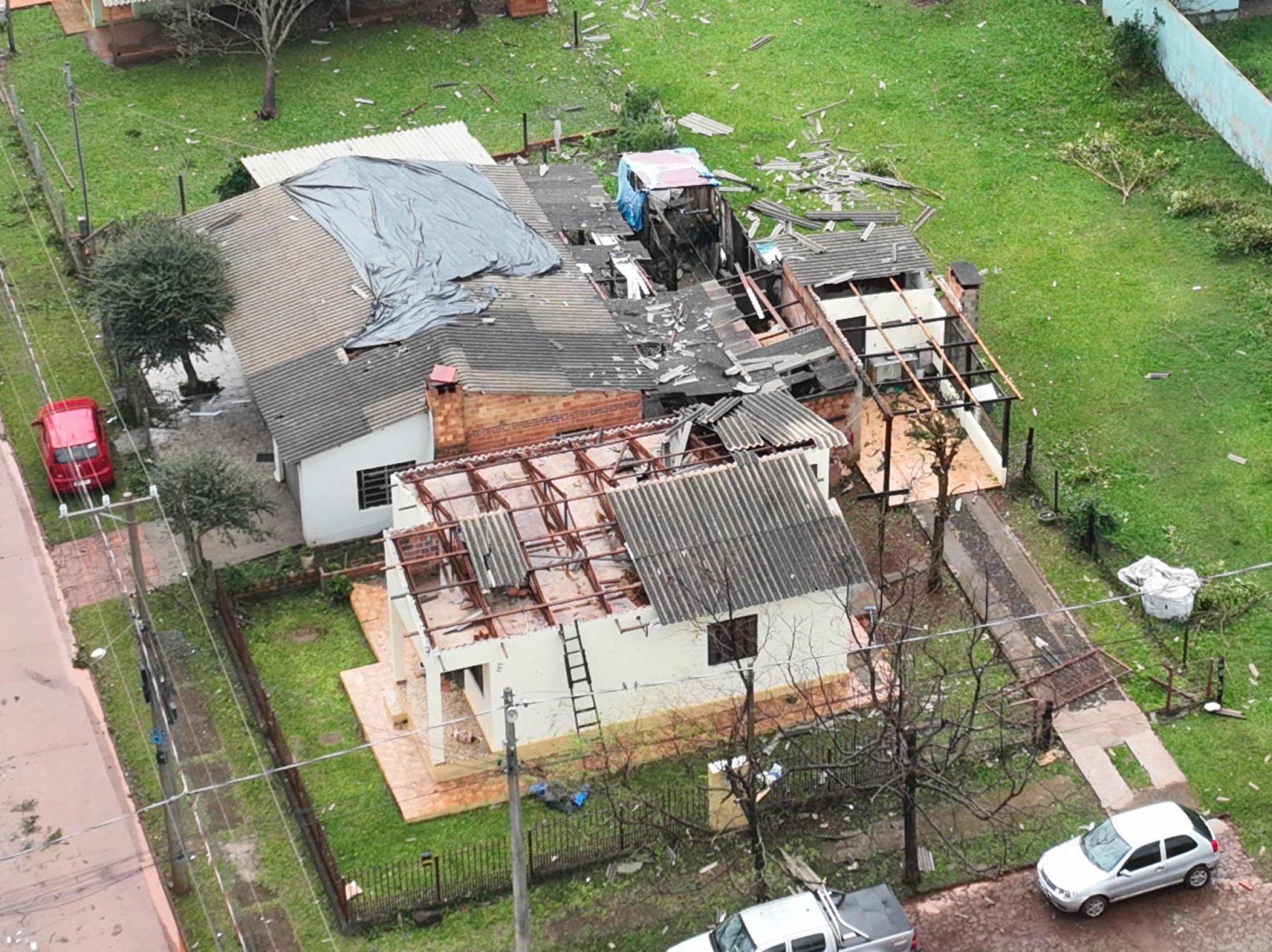 TEMPESTADE: Microexplosão é confirmada em cidade do RS; telhados de 1,2 mil casas foram destruídos