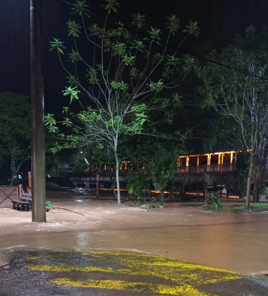 TEMPESTADE: Rio Paranhana transborda em Três Coroas e atinge bairros