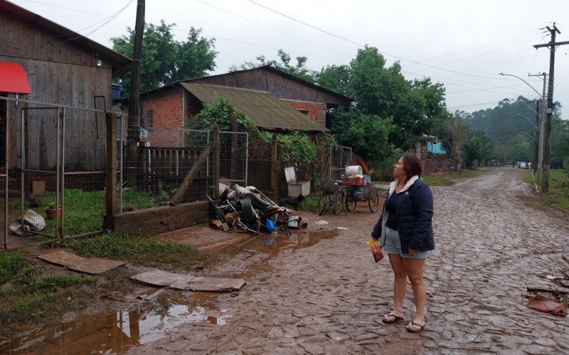 A industriária Geneir Nunes Pires, 50 anos, do bairro Morada Verde, em Igrejinha, mostra rua com lama e lixo  | abc+