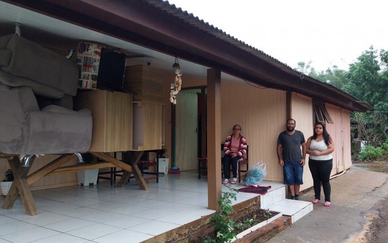 Em Taquara, o  casal de industriários, Luciano Medeiros da Silva, 28, e Rosane Maria da Silva Ramos, 24, e a sogra dele, a dona de casa Noemi Lucia Buratti, 61, limparam as duas casas, localizadas na Rua João Manoel Corrêa | abc+