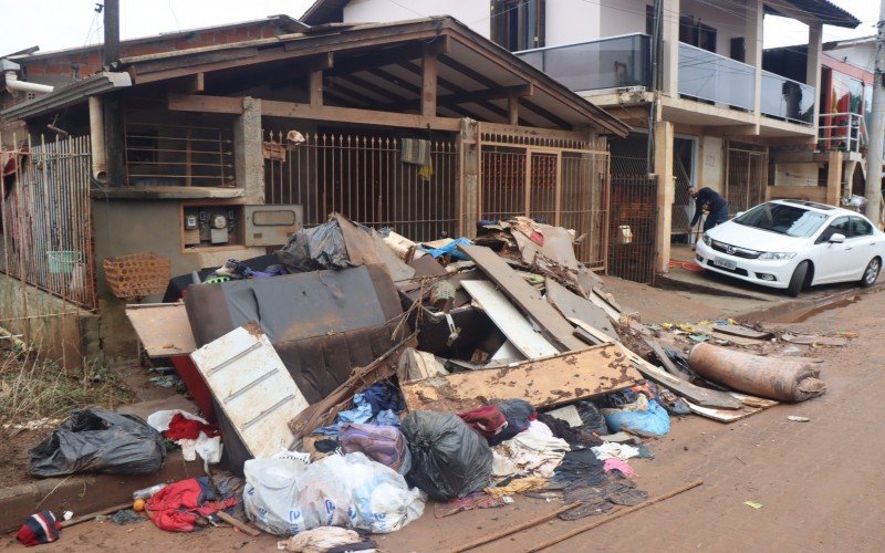 Entulho nas ruas do bairro Santo Afonso incomoda moradores