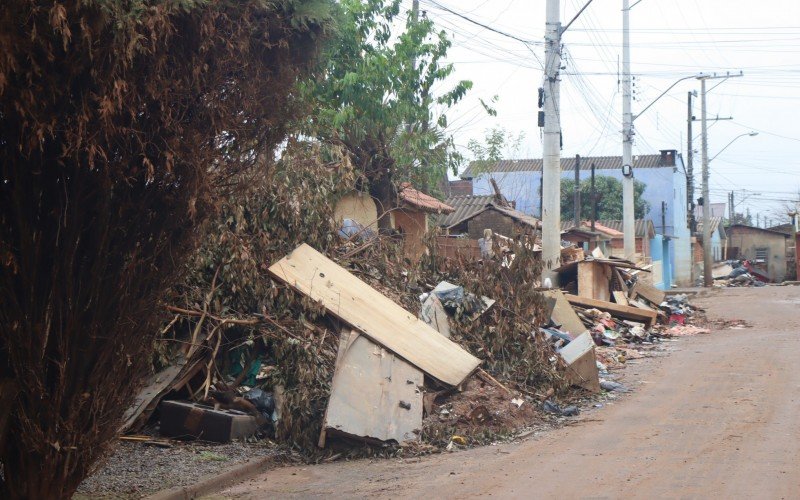 Entulho nas ruas do bairro Santo Afonso incomoda moradores