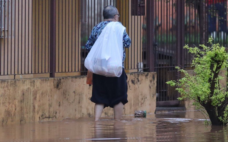 Ruas foram rapidamente inundadas pela nova cheia do Rio Caí