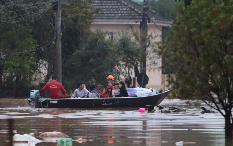 Na manhã desta segunda-feira (17), Bombeiros e Defesa Civil iniciou a remoção de famílias com embarcações em áreas onde caminhões não chegavam mais | abc+