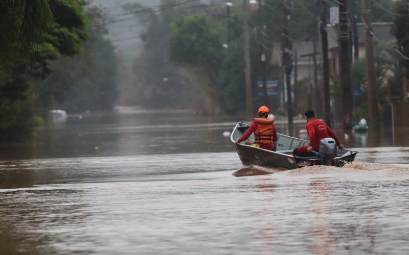 Na manhã desta segunda-feira (17), Bombeiros e Defesa Civil iniciou a remoção de famílias com embarcações em áreas onde caminhões não chegavam mais