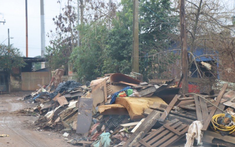 Entulho nas ruas do bairro Santo Afonso incomoda moradores