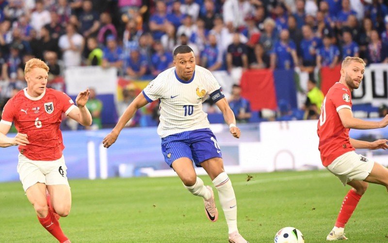 Mbappé participou do gol francês contra a Áustria  | abc+