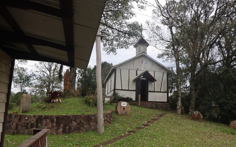 Reconstrução da primeira igreja de Linha Imperial  | abc+