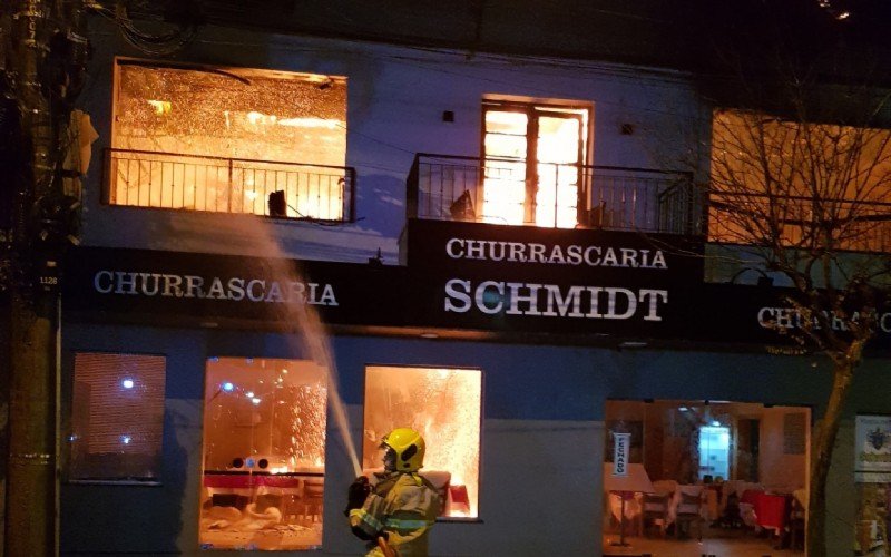 Incêndio de grandes proporções atinge prédio no Centro de Gramado