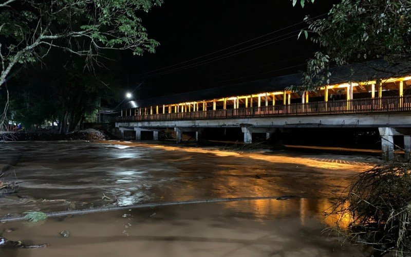 Rio Paranhana voltou para o leito no início da madrugada desta segunda-feira | abc+