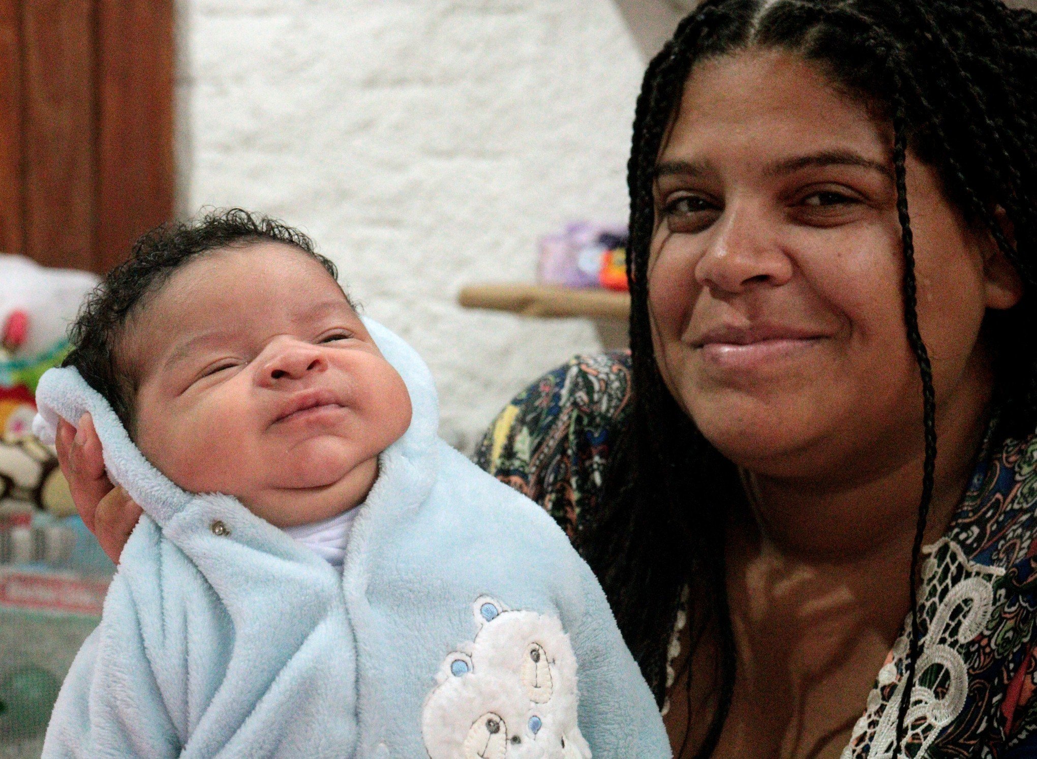 Bebê ganha bolsa de estudos de instituição de Canoas onde família ficou abrigada após enchente