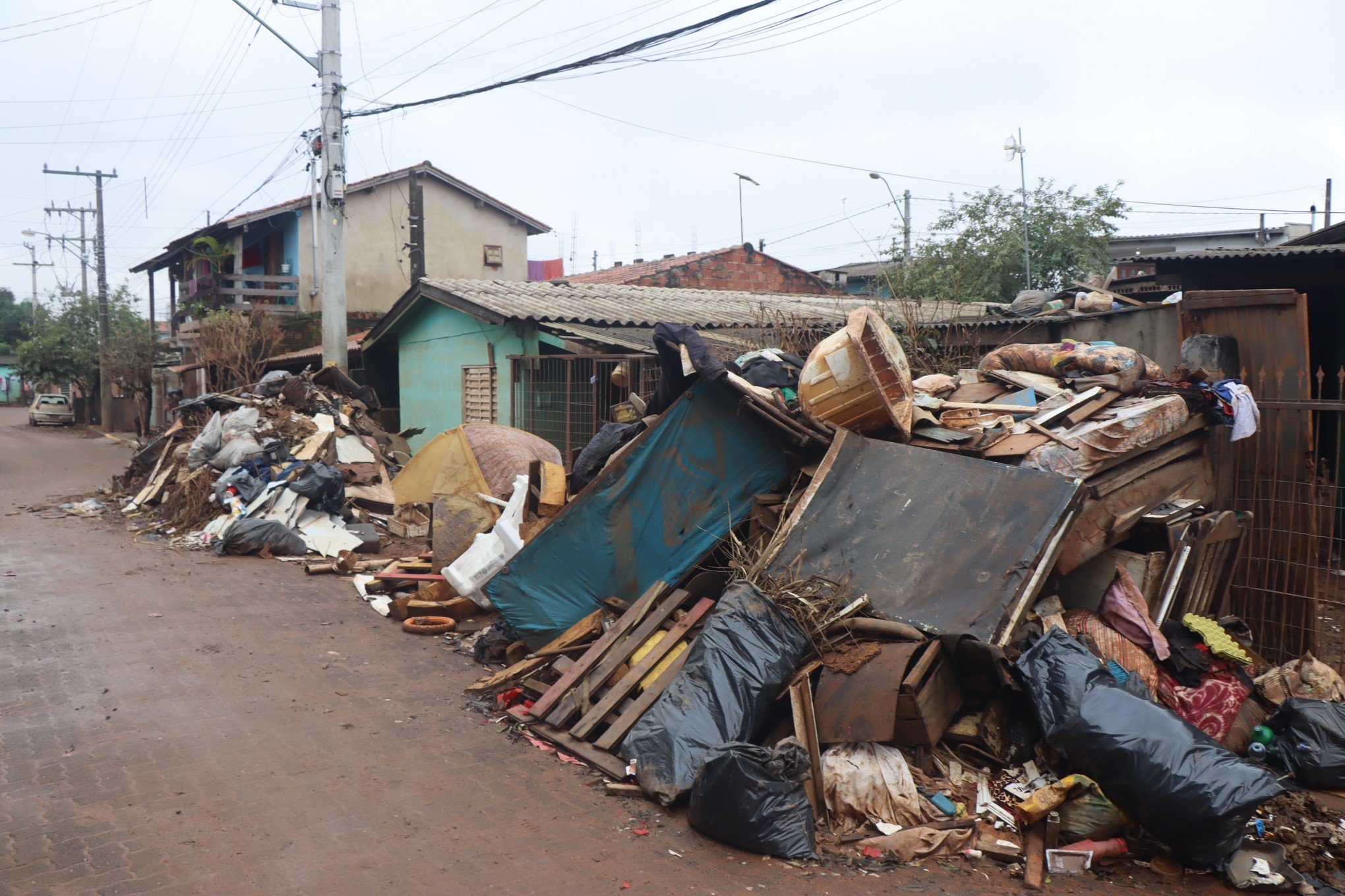 Moradores reclamam de entulhos acumulados em ruas do bairro Santo Afonso