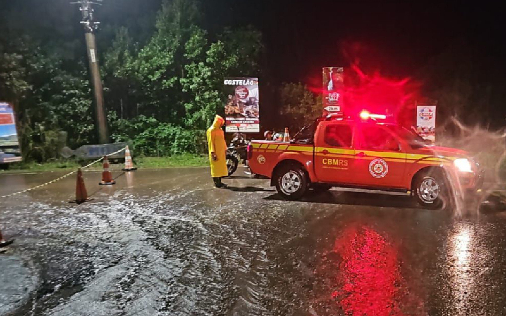 Chuva volta a causar bloqueios em estradas de Gramado e Canela e moradores têm que sair de casa por riscos de deslizamentos