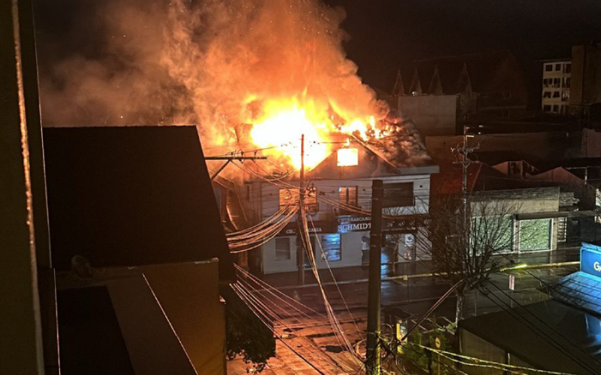 Bombeiros trabalham por quase cinco horas para combater incêndio em prédio no Centro de Gramado; veja vídeo
