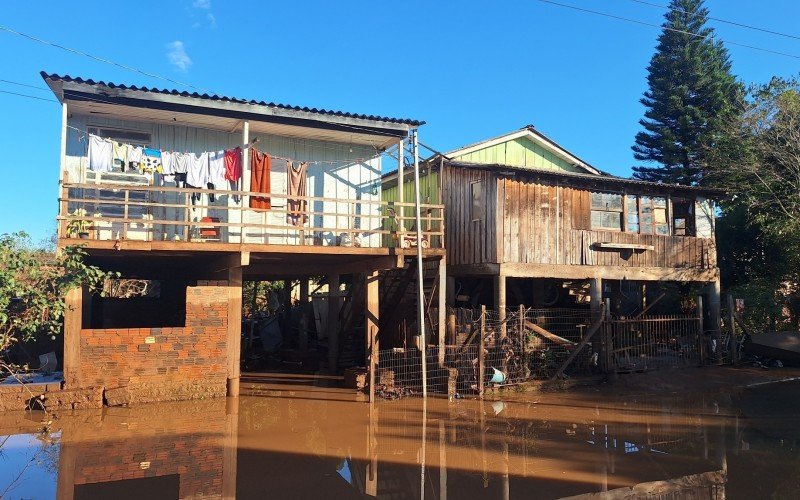 Moradores relutam em retornar para a parte baixa do Bairro Navegantes, em São Sebastião do Caí, mesmo com o recuo das águas 