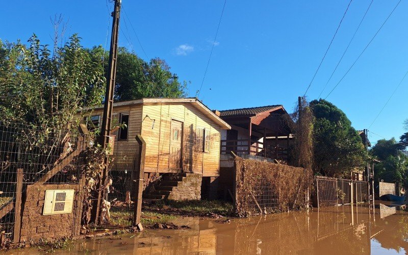 Moradores relutam em retornar para a parte baixa do Bairro Navegantes, em São Sebastião do Caí, mesmo com o recuo das águas 