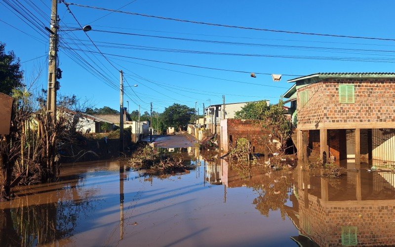 Moradores relutam em retornar para a parte baixa do Bairro Navegantes, em São Sebastião do Caí, mesmo com o recuo das águas 