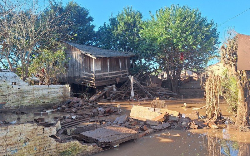 Moradores relutam em retornar para a parte baixa do Bairro Navegantes, em São Sebastião do Caí, mesmo com o recuo das águas 