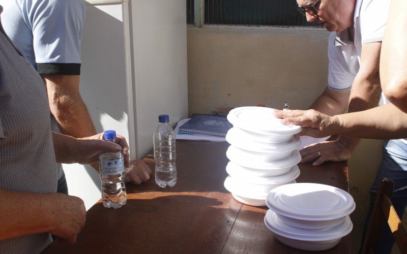 Na última quarta-feira, cerca de 600 marmitas foram distribuídas pela Paróquia