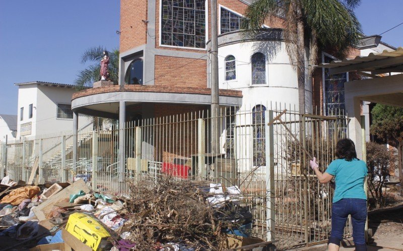 Paróquia passa por processo de limpeza e reforma