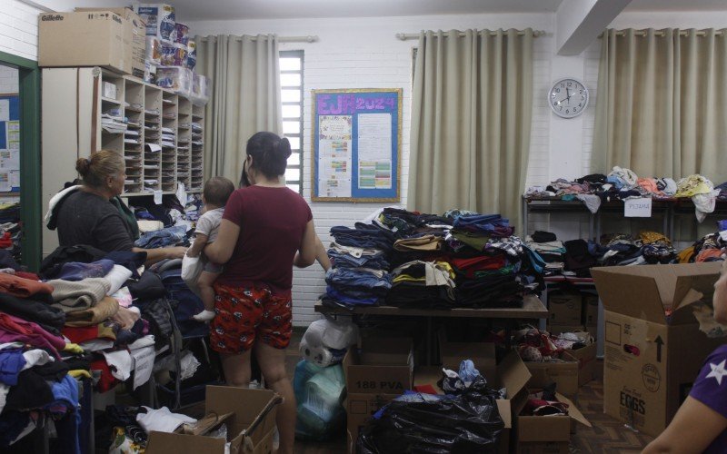 Escola também distribui roupas para abrigados e para a comunidade