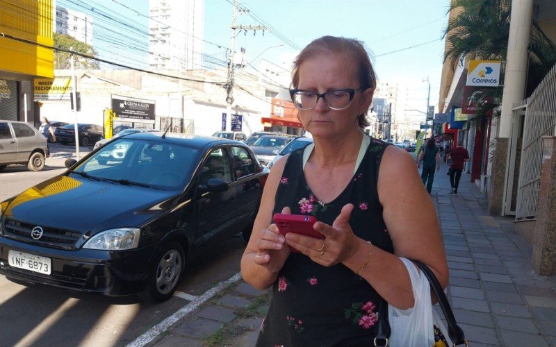  Beneficiária do INSS, Silvana Maria Hanauer, 53 anos, pagou mais que o dobro de uma viagem de aplicativo do Centro até o bairro Vila Nova em Novo Hamburgo. | abc+