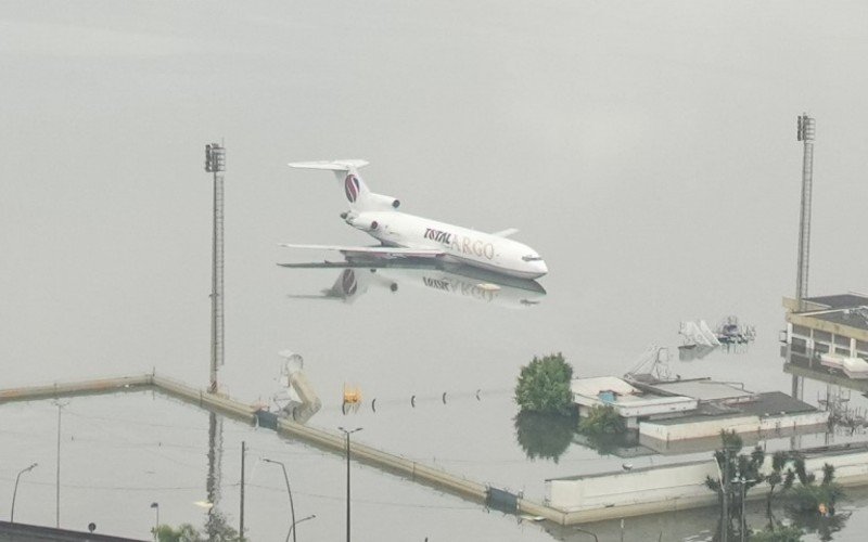 Boeing 727 da Total Cargo ficou um mês ilhado no pátio do aeroporto Salgado Filho | abc+