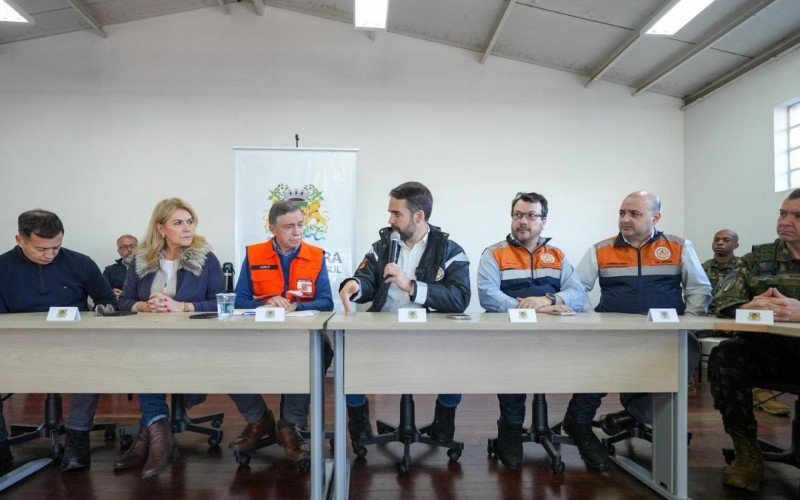 Eduardo Leite se reuniu com prefeito de Caxias do Sul no gabinete de crise do município | abc+