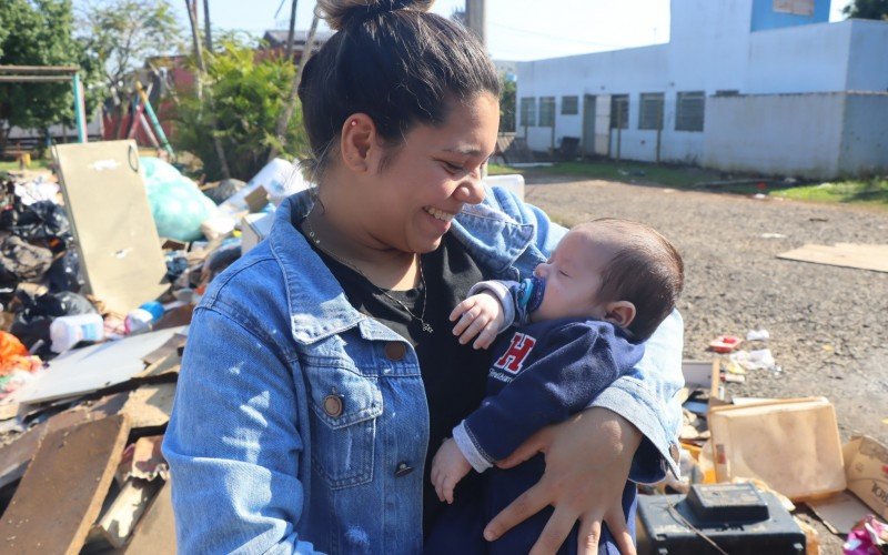 Jamile Peres Vieira de Campos e seu filho Joaquim 