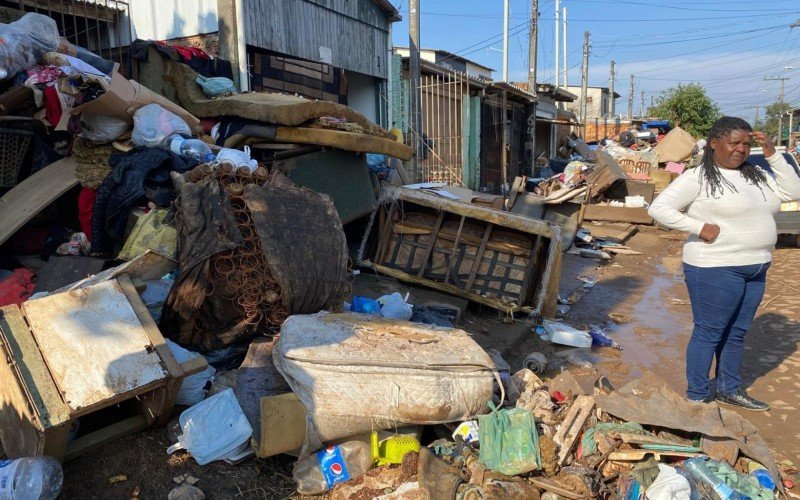 Salete em frente da sua casa, na Chácara dos Leões | abc+