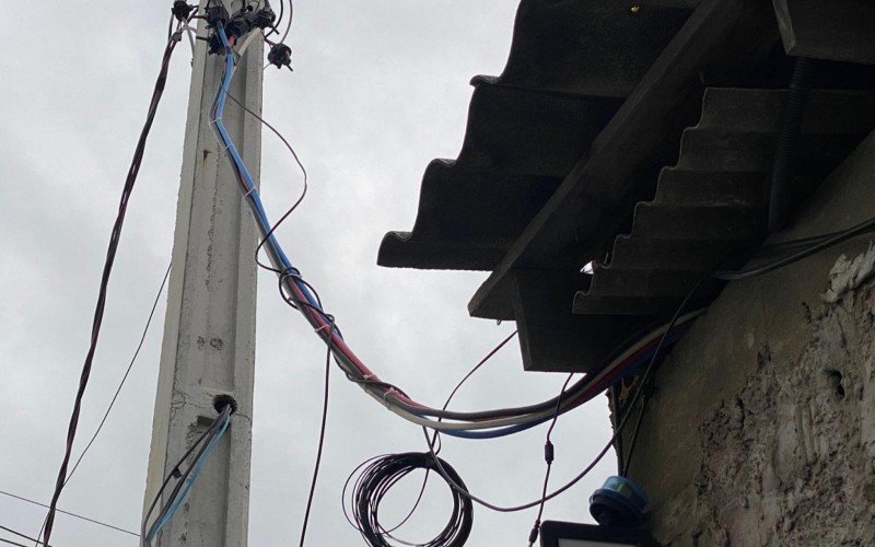 Policiais e funcionários da RGE encontraram indícios de furto de energia elétrica na residência