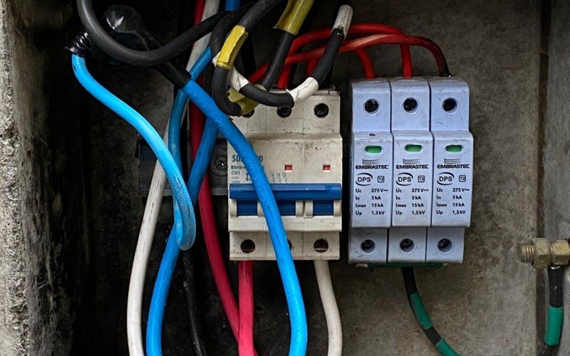 Casa tinha indícios de "gato" na energia elétrica 