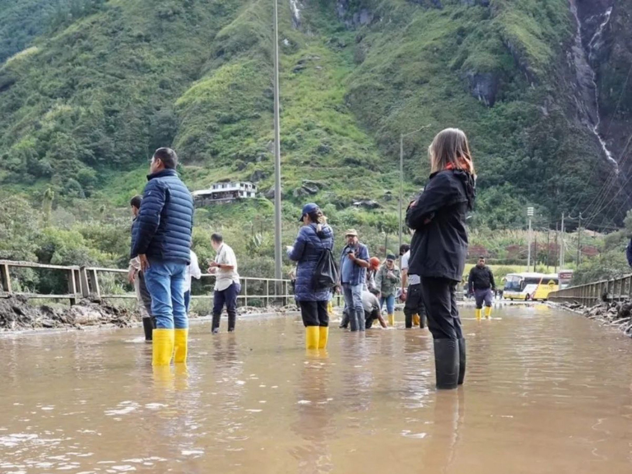 Avalanche deixa seis mortos e 30 desaparecidos no Equador