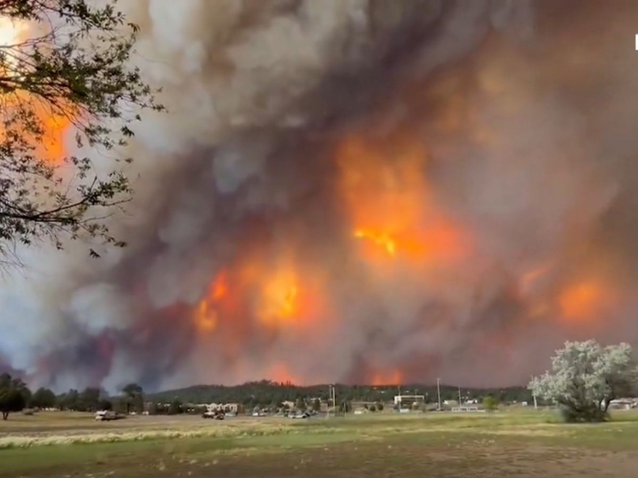 Incêndio florestal pode tomar proporções catastróficas enquanto se aproxima de cidade