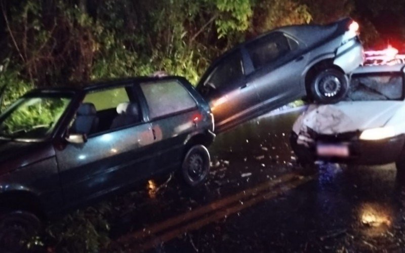 Acidente entre três veículos deixou feridos na RS-115, em Três Coroas