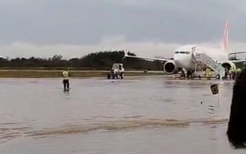 Pátio da Base Aérea de Canoas fica alagado após chuva forte na manhã desta quarta-feira | abc+